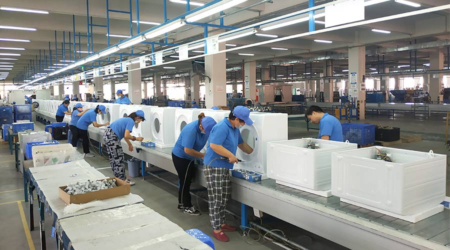 高效率！員工們忙碌地開展巴西客戶的衣物烘干機(jī)生產(chǎn)工作