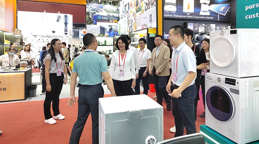 廣交會(huì)迎來(lái)大咖！江門(mén)市市長(zhǎng)親臨金環(huán)電器展位參觀(guān)交流